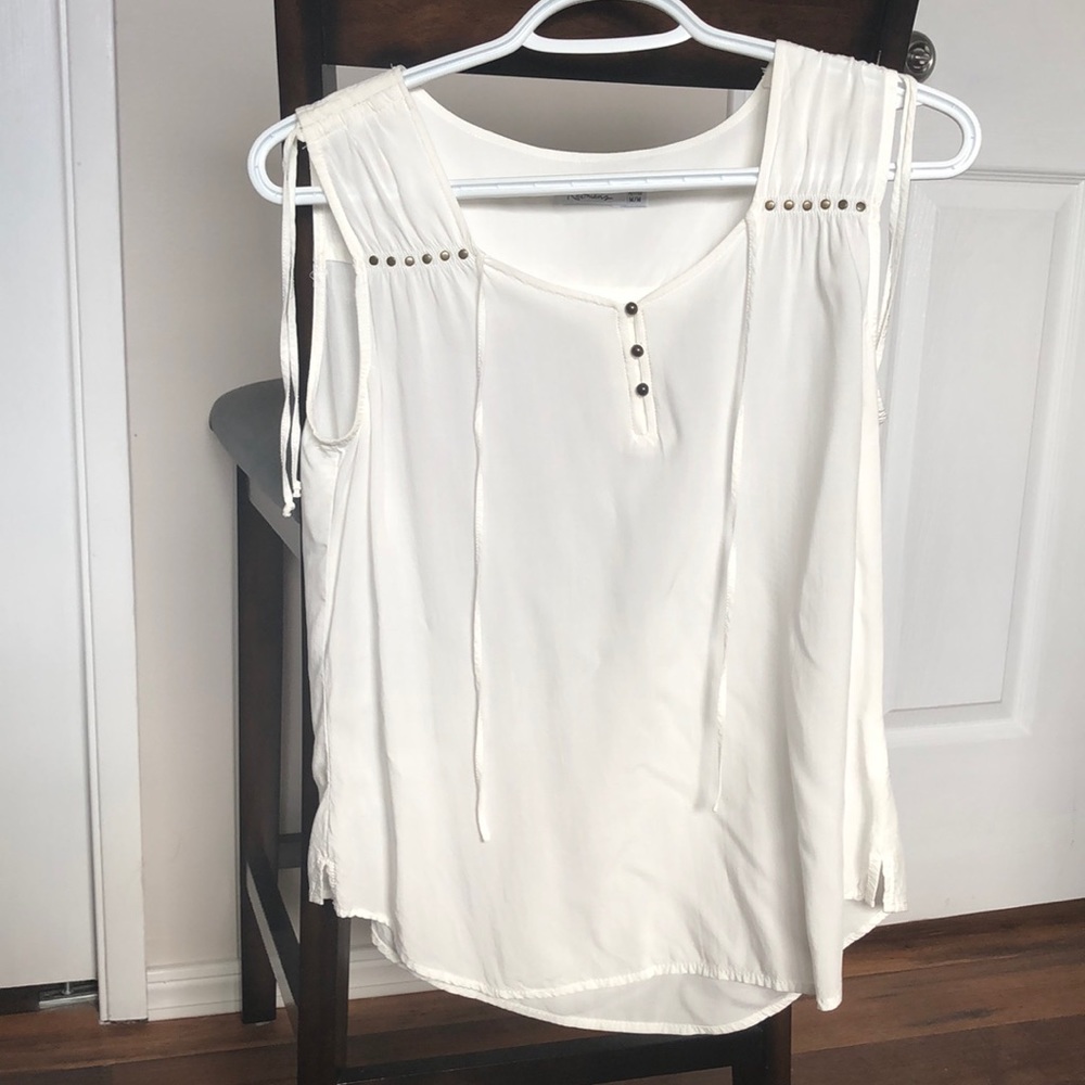 Reitman’s off white, sleeveless shirt